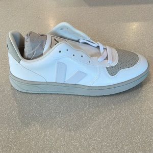 Mens VEJA V-10 Vegan Leather sneakers. Full White / Natural color.